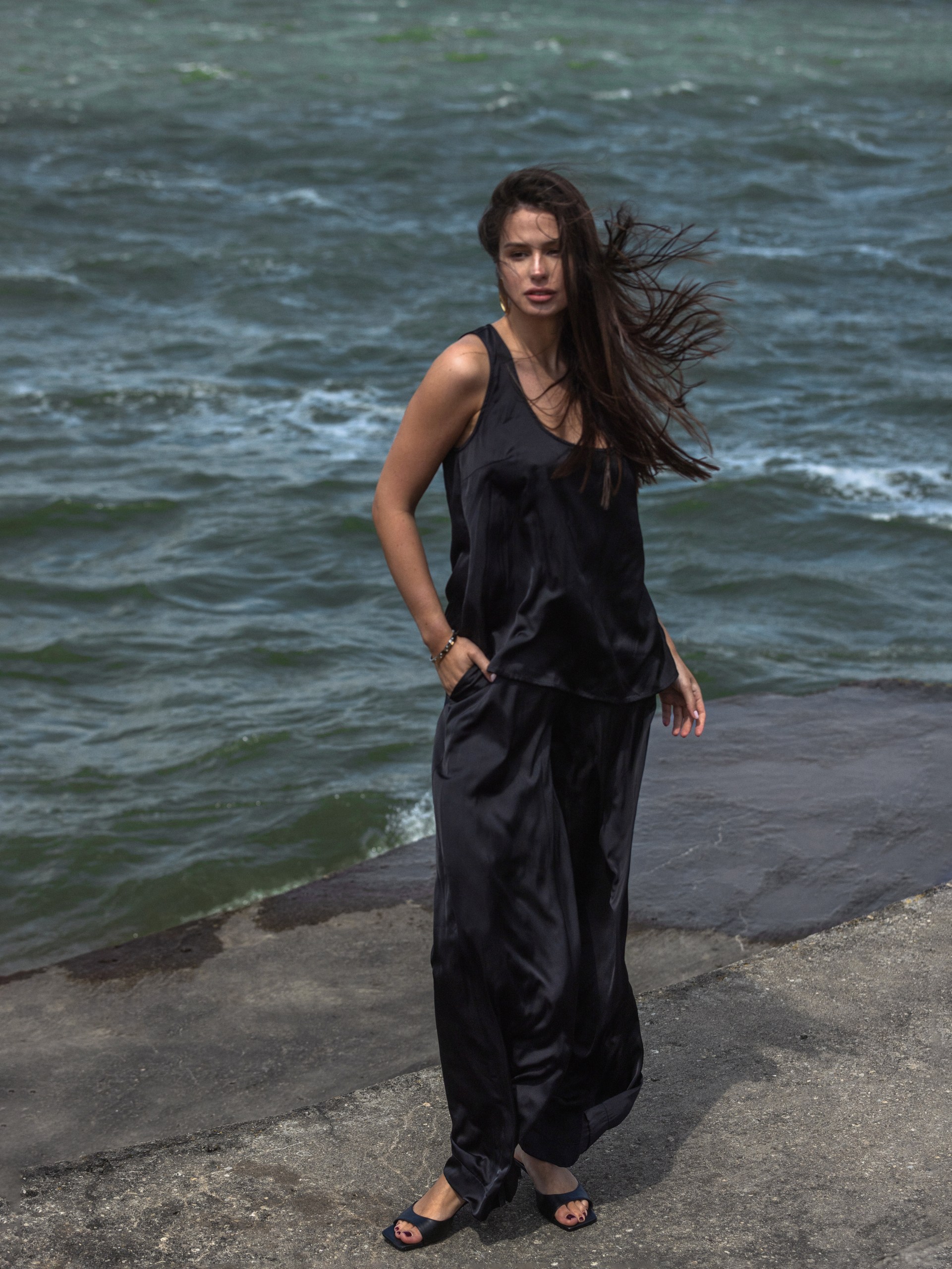 Брюки-палаццо из атласа, черный