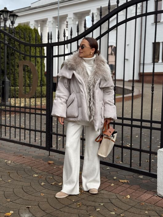 Пуховик с мехом лисы из мохера, белый