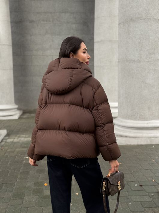 Пуховик укороченный с капюшоном, шоколадный