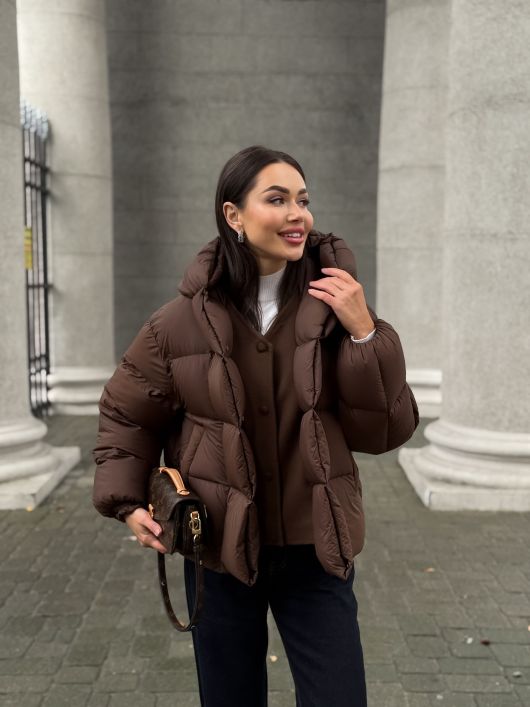 Пуховик укороченный с капюшоном, шоколадный