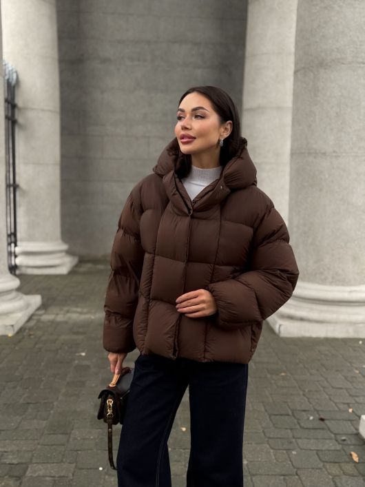 Пуховик укороченный с капюшоном, шоколадный