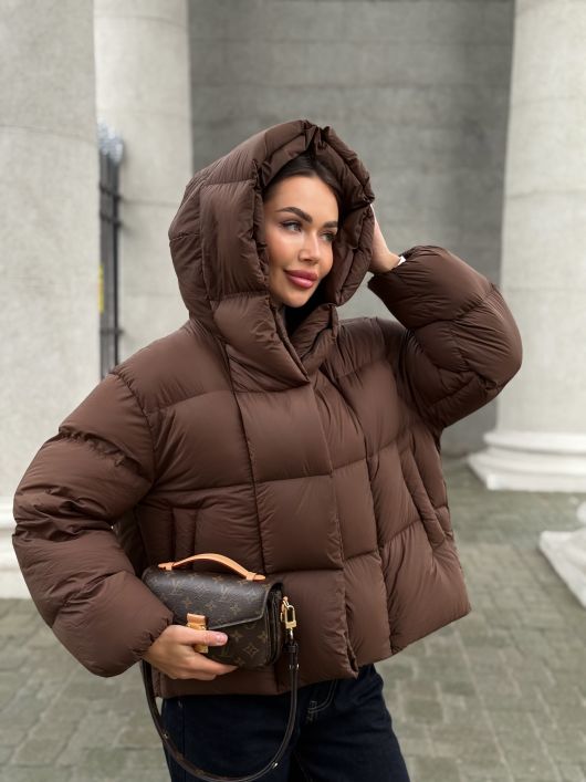 Пуховик укороченный с капюшоном, шоколадный