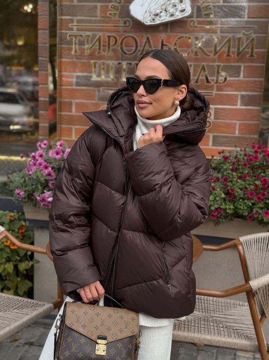 Пуховик укороченный с капюшоном, шоколадный