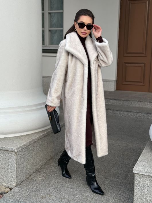 Шубка "волк" с широким воротом, белый