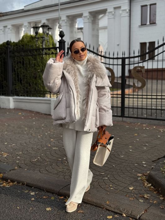 Пуховик с мехом лисы из мохера, белый