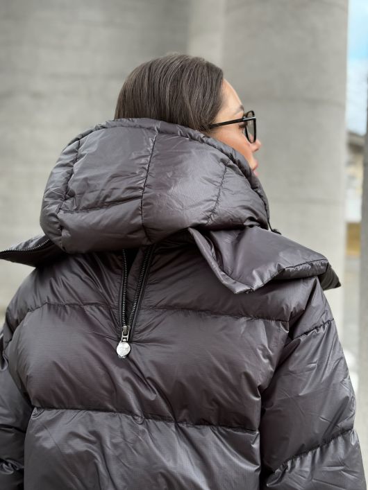 Пуховик укороченный с капюшоном, черный