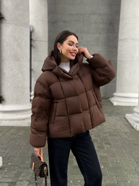 Пуховик укороченный с капюшоном, шоколадный