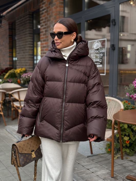 Пуховик укороченный с капюшоном, шоколадный