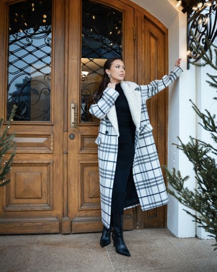 Пальто в клетку с акцентным воротником