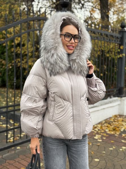 Пуховик укороченный с мехом лисы, пудровый