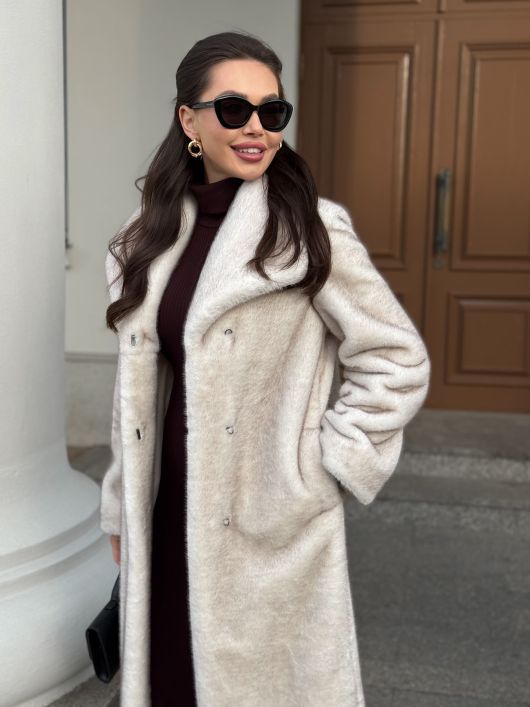 Шубка "волк" с широким воротом, белый