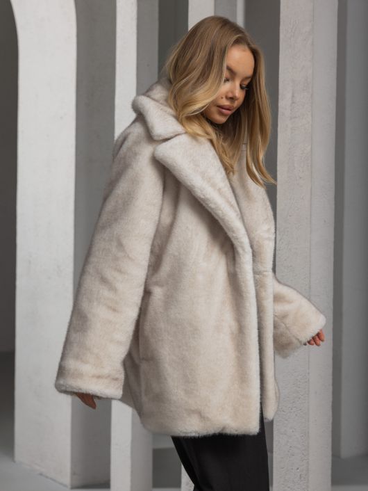 Шубка "волк" в средней длине, белый