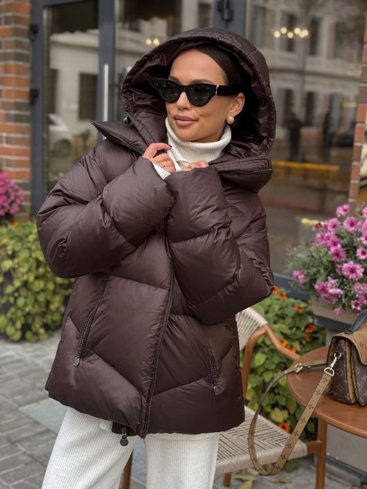 Пуховик укороченный с капюшоном, шоколадный