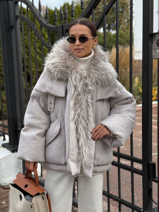 Пуховик с мехом лисы из мохера, белый