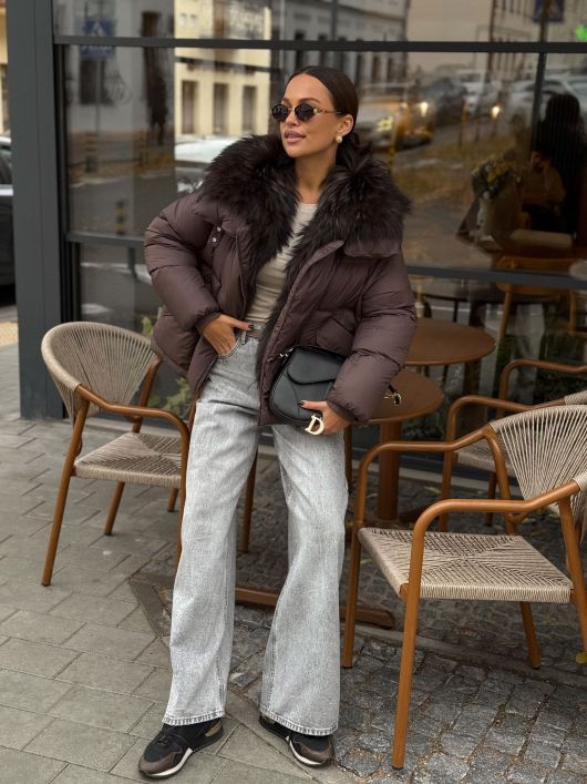 Пуховик укороченный с мехом лисы, шоколадный