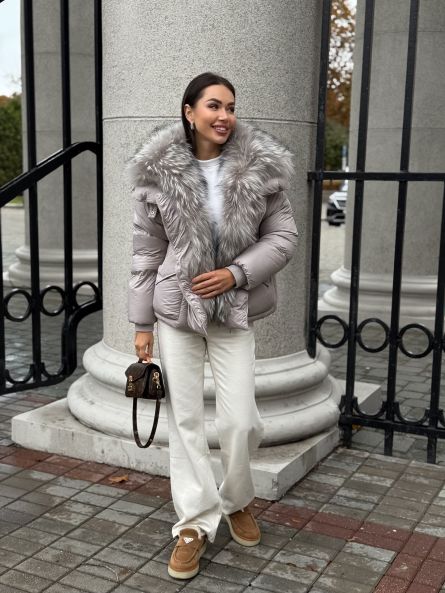 Пуховик укороченный с мехом лисы, пудровый