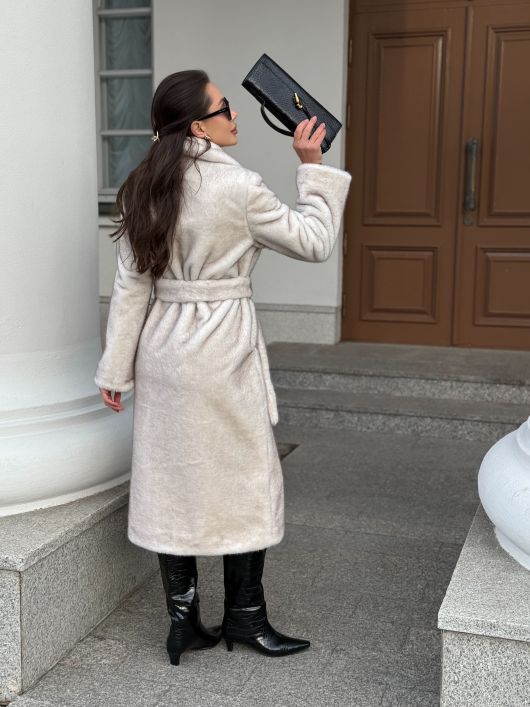 Шубка "волк" с широким воротом, белый