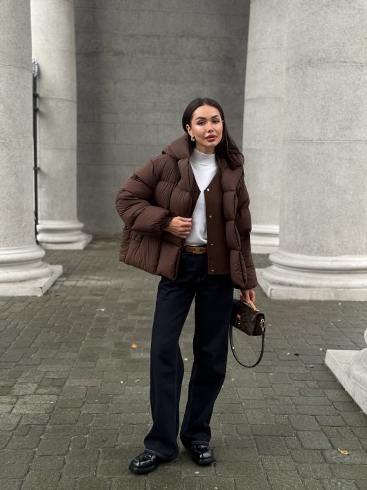 Пуховик укороченный с капюшоном, шоколадный