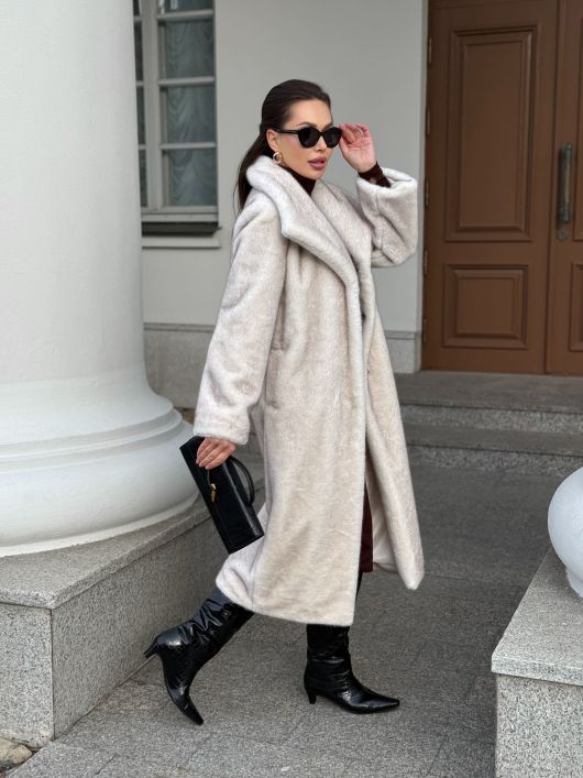 Шубка "волк" с широким воротом, белый