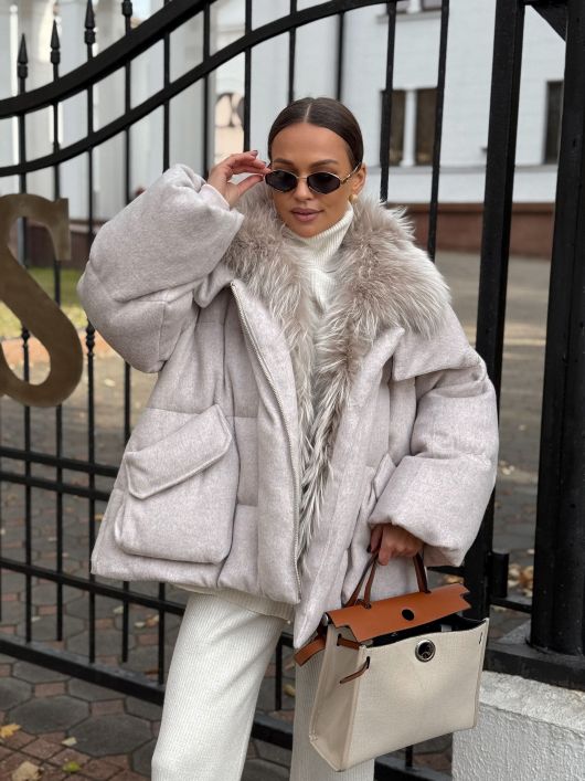 Пуховик с мехом лисы из мохера, белый