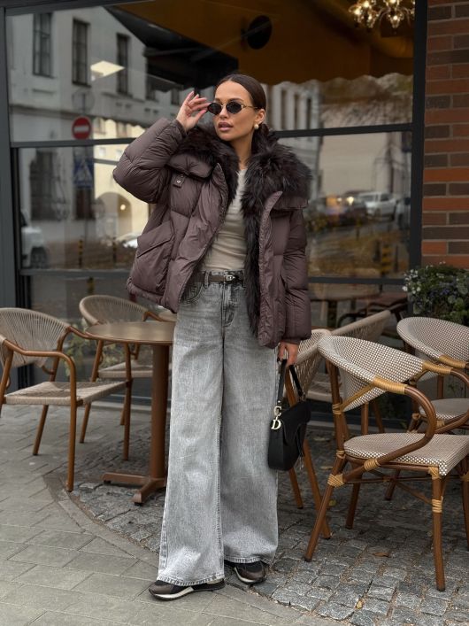 Пуховик укороченный с мехом лисы, шоколадный