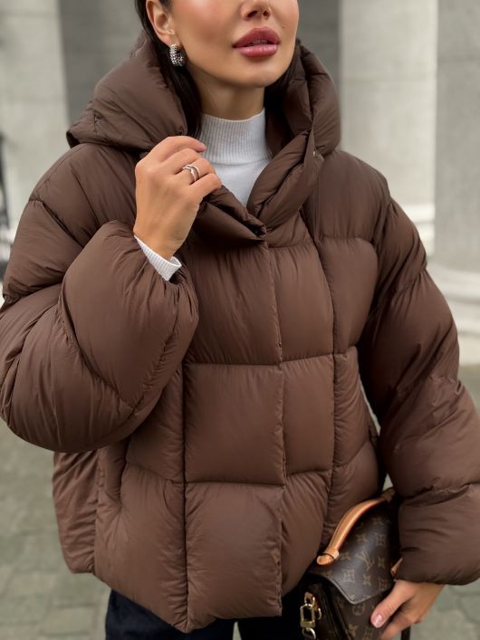 Пуховик укороченный с капюшоном, шоколадный