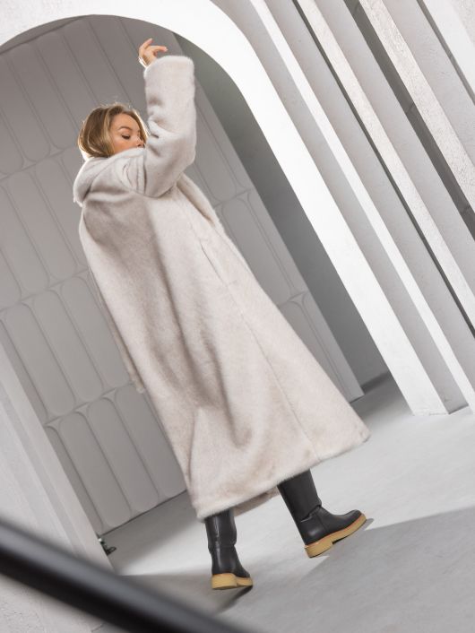 Шубка "волк" в макси длине, белый