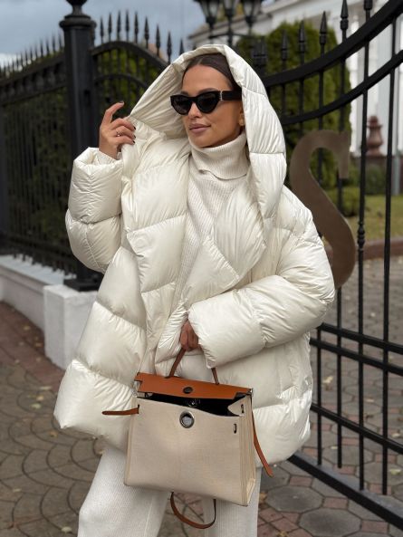 Пуховик укороченный с капюшоном, молочный