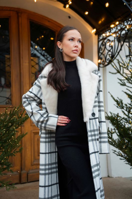 Пальто в клетку с акцентным воротником