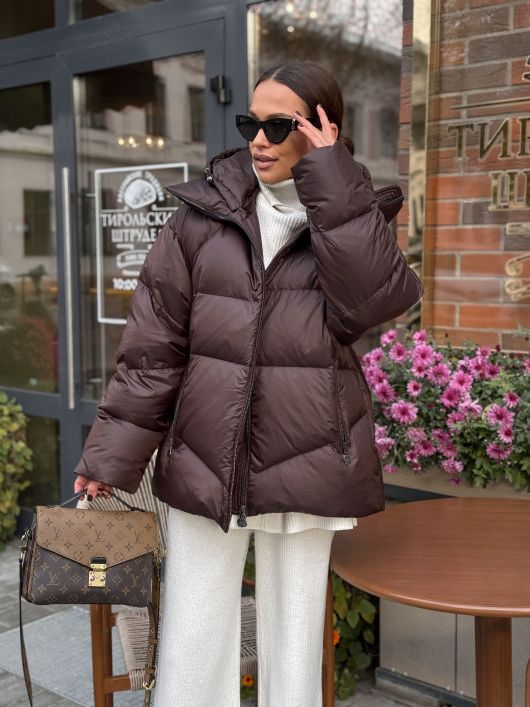 Пуховик укороченный с капюшоном, шоколадный