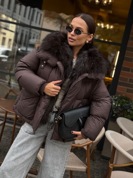 Пуховик укороченный с мехом лисы, шоколадный